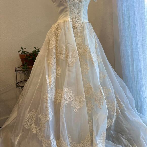 Vintage Women’s XS Wedding Gown Ivory Lace Tulle Full Skirt Romantic 1950s - Picture 2 of 7